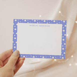 Whimsical White Stars Lichtblauw Monogram Notitiekaartje