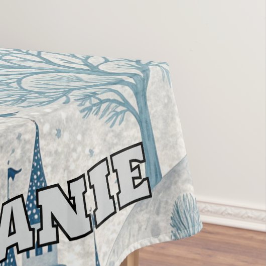 Whimsical Winter Castle Landschap in blauw en grij Tafelkleed (Voorbeeld)