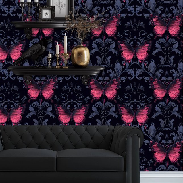 Whimsigoth elegante magenta vlinders behang (Whimsigoth Magent Butterflies and Dark Damask wallpaper behind a black couch.)