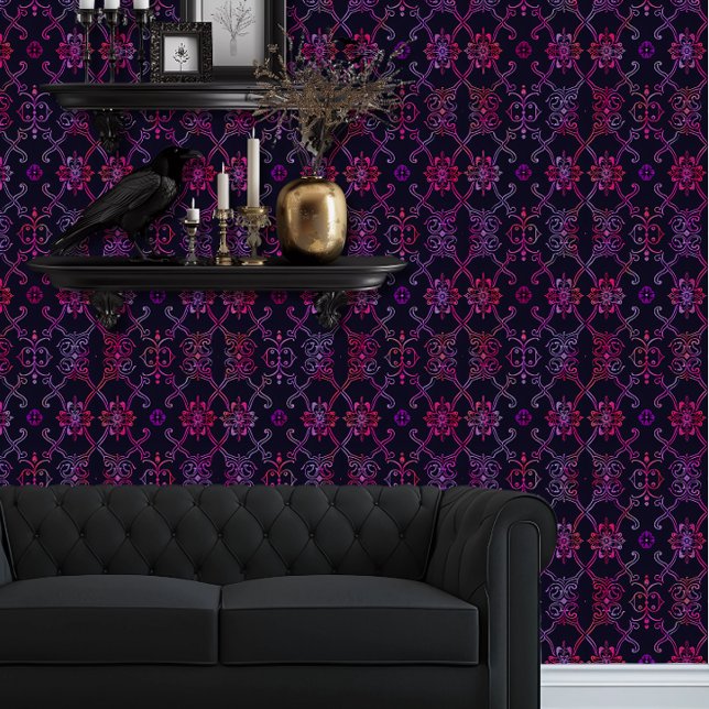 Whimsigoth Gebroken Trellis Behang (Whimsigoth Magenta and Purple Trellis wallpaper behind a black couch.)