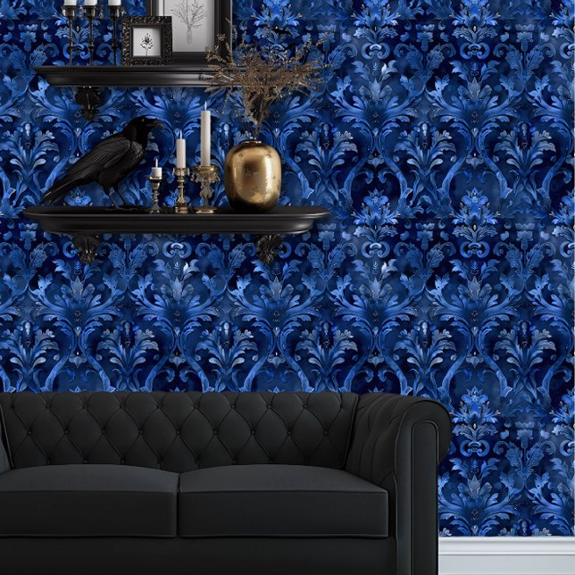 Whimsigoth ingewikkeld blauw behang (Whimsigoth Royal Blue Damask wallpaper behind a black couch.)