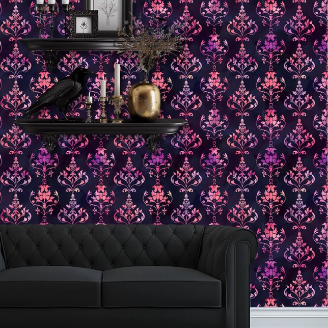 Whimsigoth Peach en Paarse Ombre Elegant Behang (Whimsigoth Purple & Peach Damask wallpaper behind a black couch.)