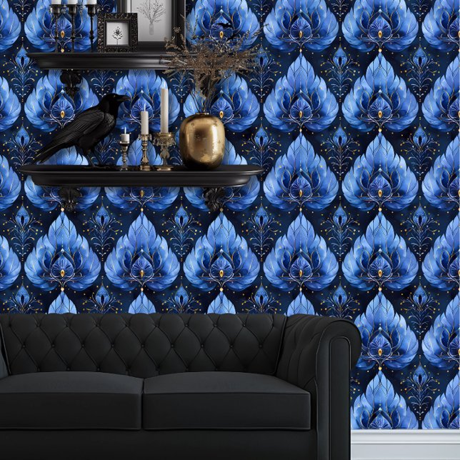 Whimsigoth Peacock Feather geïnspireerd blauw Behang (Whimsigoth Peacock Blue wallpaper behind a black couch.)