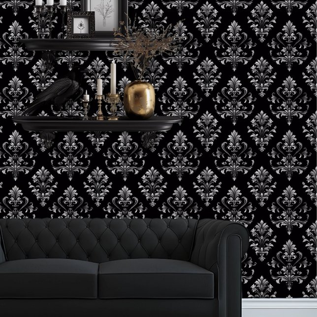 Whimsigoth zwart en zilver gedetailleerd behang (Whimsigoth Gray Damask on black wallpaper behind a black couch.)