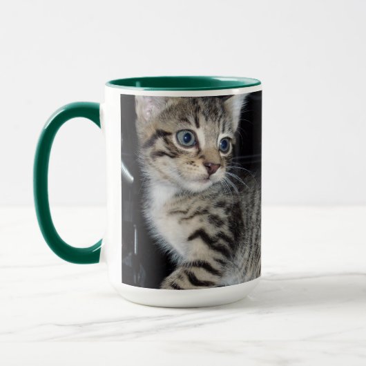 Whiskers of Trouble: Het ondeugende Tabby Kitten Mok (Links)