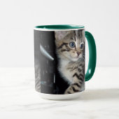 Whiskers of Trouble: Het ondeugende Tabby Kitten Mok (Voorkant rechts)