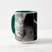 Whiskers of Trouble: Het ondeugende Tabby Kitten Mok (Voorkant links)