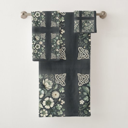 Whispered Clover Knotwork Garden Bad Handdoek (Insitu)