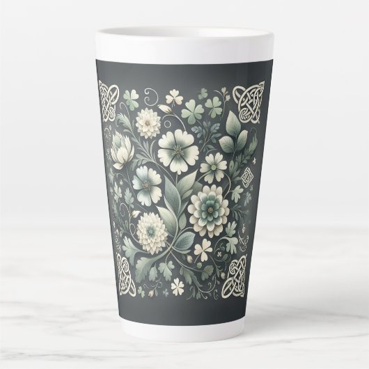 Whispered Clover Knotwork Garden Latte Mok (Voorkant)