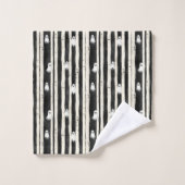 Whispers Between Stripes : Un Refrain Ghomajorité (Gant de toilette)