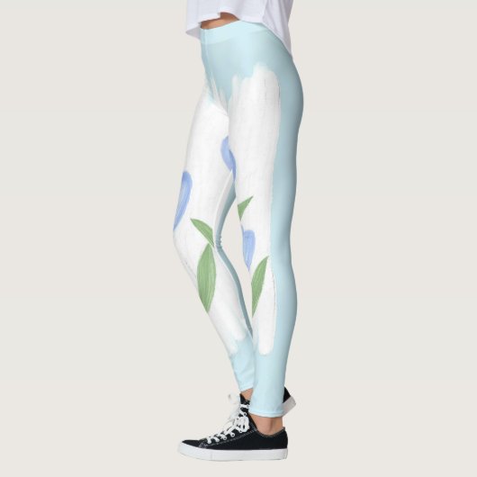 Whispers of Spring: Blauwe Tulpen op Pastel Canvas Leggings (Links)