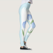 Whispers of Spring: Blauwe Tulpen op Pastel Canvas Leggings (Rechts)
