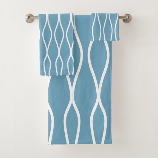 White Abstract Wavy Geometric Pattern op Blauwgroe Bad Handdoek (Insitu)
