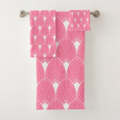 White Art Deco patroon 2 op roze achtergrond Bad Handdoek (Insitu)