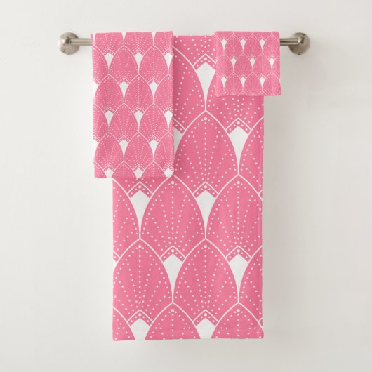 White Art Deco patroon 2 op roze achtergrond Bad Handdoek (Insitu)