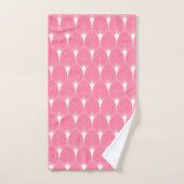 White Art Deco patroon 2 op roze achtergrond Bad Handdoek (Handdoek)