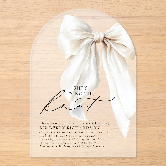White Bow She's Tying the Knot Chic Bridal Shower Acryl Uitnodigingen (Voorkant)