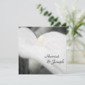 White Calla Lily Elegant Wedding Invitation Kaart (Staand voorkant)