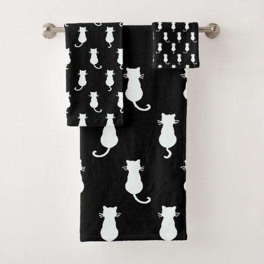 White Cat geïsoleerd op Black Polka Dot Pattern Bad Handdoek (Insitu)