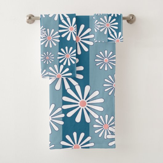 White chamomile flowers on striped blue background (En situation)