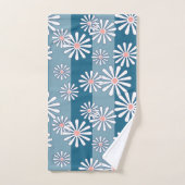 White chamomile flowers on striped blue background bad handdoek (Handdoek)
