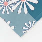 White chamomile flowers on striped blue background fleece deken (Hoek)