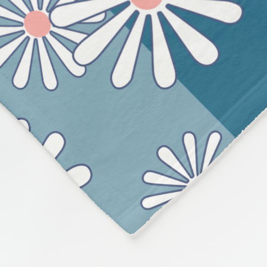 White chamomile flowers on striped blue background fleece deken (Hoek)