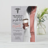 White Coat Médicale School Graduation Invitation (Debout devant)
