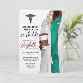 White Coat Médicale School Graduation Invitation (Debout devant)
