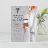 White Coat Médicale School Graduation Invitation (Debout devant)