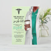 White Coat Médicale School Graduation Invitation (Debout devant)