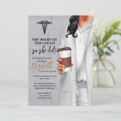White Coat Médicale School Graduation Invitation (Debout devant)