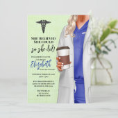 White Coat Médicale School Graduation Invitation (Debout devant)