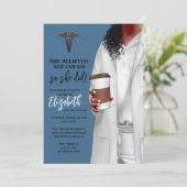 White Coat Médicale School Graduation Invitation (Debout devant)