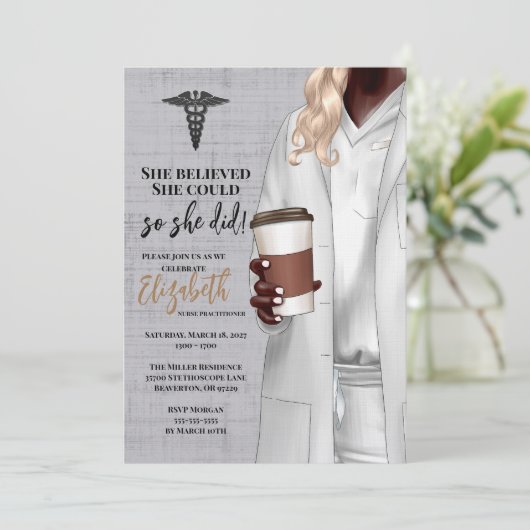 White Coat Médicale School Graduation Invitation (Debout devant)