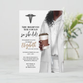 White Coat Médicale School Graduation Invitation (Debout devant)