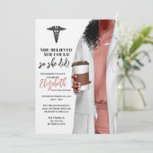 White Coat Médicale School Graduation Invitation (Debout devant)