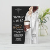 White Coat Médicale School Graduation Invitation (Debout devant)