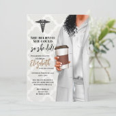 White Coat Médicale School Graduation Invitation (Debout devant)
