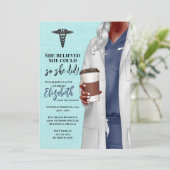 White Coat Médicale School Graduation Invitation (Debout devant)