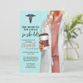 White Coat Médicale School Graduation Invitation (Debout devant)