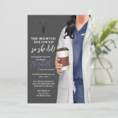 White Coat Médicale School Graduation Invitation (Debout devant)