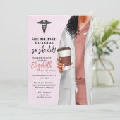 White Coat Médicale School Graduation Invitation (Debout devant)