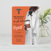 White Coat Médicale School Graduation Invitation (Debout devant)