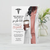 White Coat Médicale School Graduation Invitation (Debout devant)