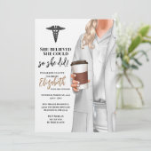 White Coat Médicale School Graduation Invitation (Debout devant)