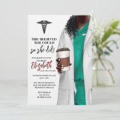 White Coat Médicale School Graduation Invitation (Debout devant)