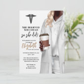 White Coat Médicale School Graduation Invitation (Debout devant)
