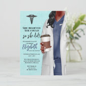 White Coat Médicale School Graduation Invitation (Debout devant)