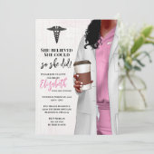 White Coat Médicale School Graduation Invitation (Debout devant)